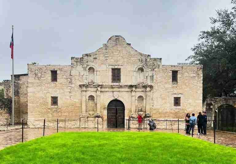 outdoor dining near Alamo
