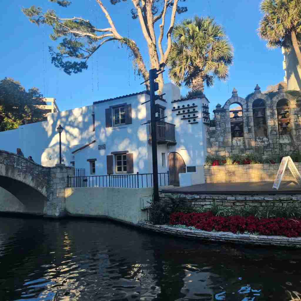 Play Tourist On The Riverwalk