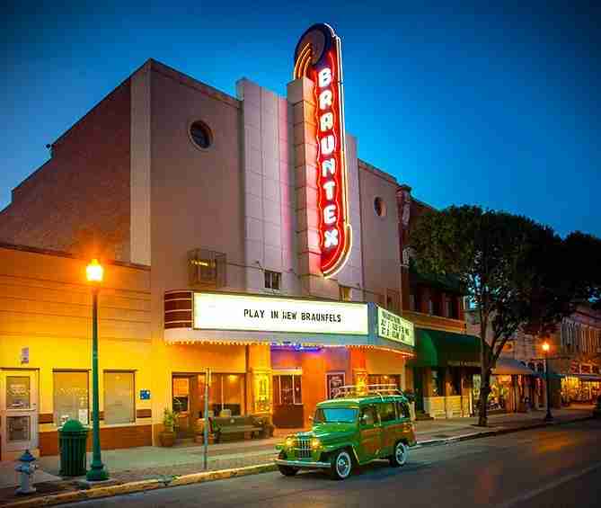 Brauntex Performing Arts Center Bar & Grill